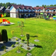 Oaza Spokoju Dębki -nowoczesny obiekt z dużym zielonym terenem i placem zabaw